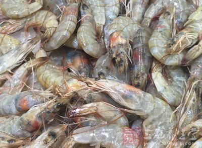魚、蝦、貝類等食物富含嘌呤，而痛風則是因為人體內嘌呤代謝異常所致