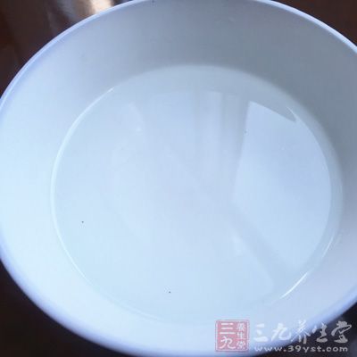 多飲水可稀釋尿液,降低尿內晶體濃度 多飲水可稀釋尿液,降低尿內晶體濃度