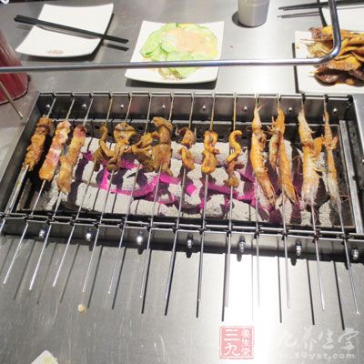 蛋白質、脂肪經過火焰的高溫，容易產生致癌物質苯並芘
