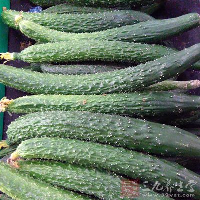 自然成熟的黃瓜，大多在表皮上能聞到一種清香味，催熟的黃瓜幾乎沒有清香味，使用藥物多的甚至可能會聞出一股發酵的氣味