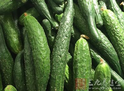 黃瓜戴花好看好賣黃瓜頂花，又鮮又嫩，視覺和感官比較好