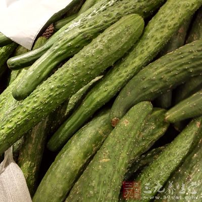 黃瓜中所含的丙氨酸、精氨酸和谷胺酰胺對肝髒病人，特別是對酒精性肝硬化患者有一定輔助治療作用，可防治酒精中毒