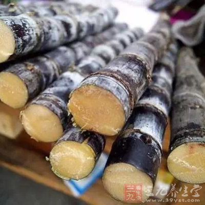 發生霉變才會使甘蔗發紅，而霉變後的甘蔗中又含有節菱孢霉菌