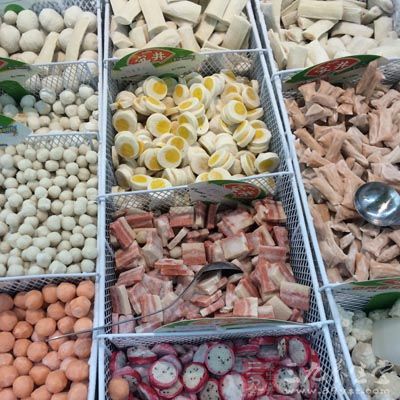 像魚丸、蝦丸以及蟹棒之類的海味食品成了很多人的選擇