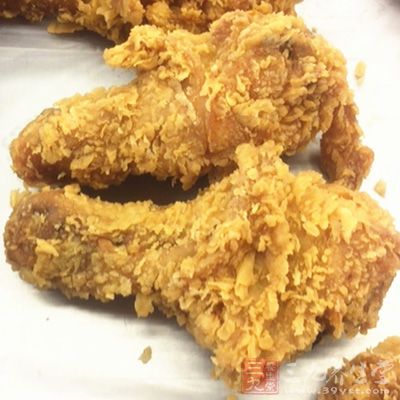 一邊享受炸雞,一邊感歎其美味了 一邊享受炸雞,一邊感歎其美味了
