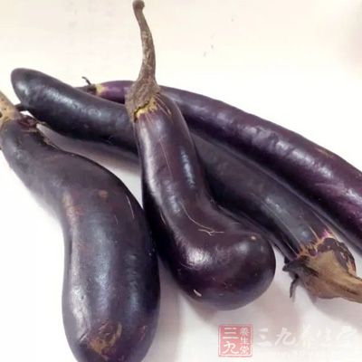200克茄子,2瓣蒜,5個干辣椒,10毫升生抽,20毫升蚝油,適量植物油,少許水 200克茄子,2瓣蒜,5個干辣椒,10毫升生抽,20毫升蚝油,適量植物油,少許水