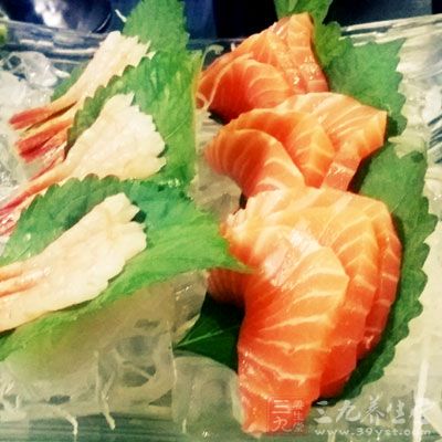 很多人會喜歡吃七分熟或不熟的食物,例如牛排、生魚片等 很多人會喜歡吃七分熟或不熟的食物,例如牛排、生魚片等