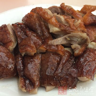 烤牛肉、烤鴨、烤羊肉、烤鵝、烤乳豬、烤羊肉串等,因含有強致癌物不宜多吃 烤牛肉、烤鴨、烤羊肉、烤鵝、烤乳豬、烤羊肉串等,因含有強致癌物不宜多吃