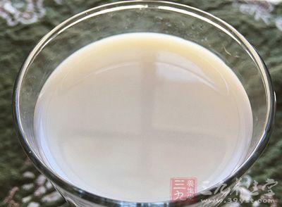 牛奶含豐富的蛋白質和鈣 牛奶含豐富的蛋白質和鈣