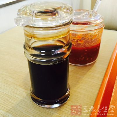 做菜時,用醬油、豆醬、芝麻醬調味,或用蔥、姜、蒜等香料提味 做菜時,用醬油、豆醬、芝麻醬調味,或用蔥、姜、蒜等香料提味
