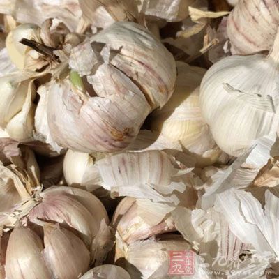 晚上吃大蒜，除了會讓你整晚口臭外，還會造成胃灼熱