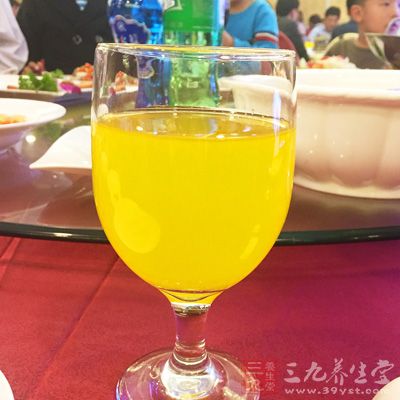橙汁含有豐富的維生素和葉酸,而且孩子們都很喜歡它酸酸甜甜的味道 橙汁含有豐富的維生素和葉酸,而且孩子們都很喜歡它酸酸甜甜的味道