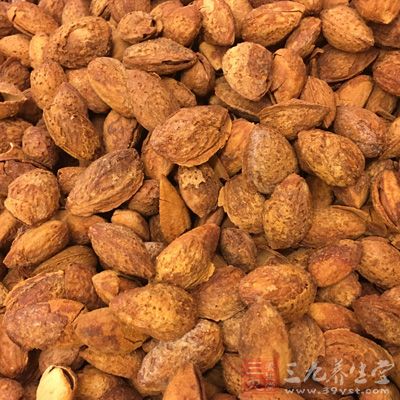 杏仁不僅可以預防心髒疾病,而且含有維生素e和其他的微量元素 杏仁不僅可以預防心髒疾病,而且含有維生素e和其他的微量元素