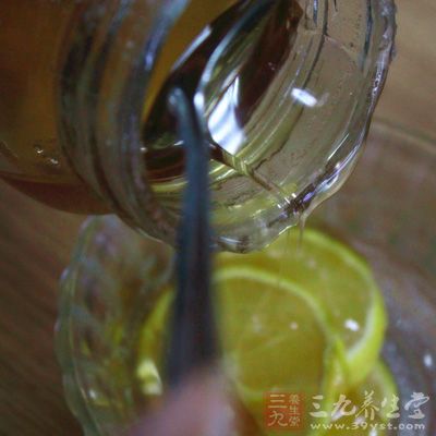 如果空腹的時候喝蜂蜜的話,則是會導致體內酸性增加 如果空腹的時候喝蜂蜜的話,則是會導致體內酸性增加