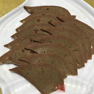 豬肝50克。輔料香油1克,醬油、精鹽各少許 豬肝50克。輔料香油1克,醬油、精鹽各少許