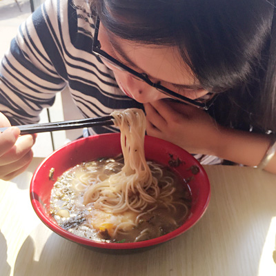 狼吞虎咽會使得食物嚼不爛