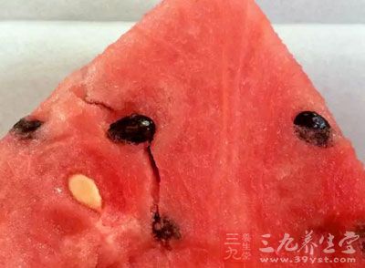 這種西瓜皮上的條紋不均勻，切開後瓜瓤新鮮