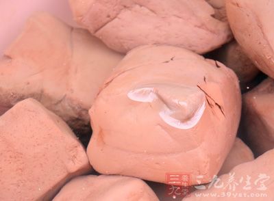 “假豬血”由於摻入色素或者血紅,顏色會非常鮮艷,而真豬血則顏色呈現深紅色 “假豬血”由於摻入色素或者血紅,顏色會非常鮮艷,而真豬血則顏色呈現深紅色