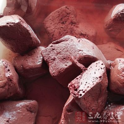 由於假豬血通常要加入較大量的色素,若使用非食用色素,其毒性是不言自明的 由於假豬血通常要加入較大量的色素,若使用非食用色素,其毒性是不言自明的