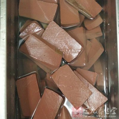豬血含有維生素K,能促使血液凝固,因此有止血作用 豬血含有維生素K,能促使血液凝固,因此有止血作用