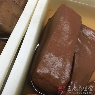 豬血與木耳同放鍋中,加水,大火加熱燒開 豬血與木耳同放鍋中,加水,大火加熱燒開