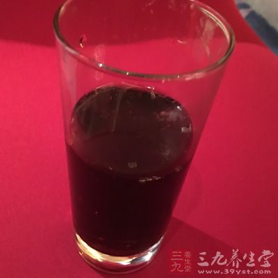 甜飲料進入體內會造成鈣的流失,很容易造成缺鈣,日積月累,會帶來骨質疏松的威脅 甜飲料進入體內會造成鈣的流失,很容易造成缺鈣,日積月累,會帶來骨質疏松的威脅