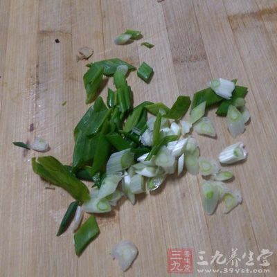 土雞1只,蘿卜10朵,蔥少許 土雞1只,蘿卜10朵,蔥少許