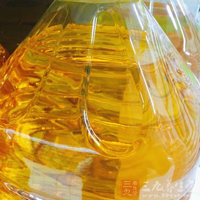 從烹調方面來說，花生油穩定性較好