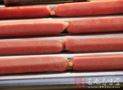 聞到了烤腸的香味又會克制不住自己來上一根