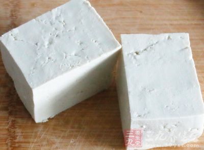豆腐味甘、鹹、性寒、有小毒，能清熱散血