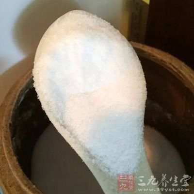 攝入過多的鹽分會破壞肌膚的膠原蛋白,令肌膚產生皺紋 攝入過多的鹽分會破壞肌膚的膠原蛋白,令肌膚產生皺紋