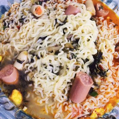 方便面中有大量的防腐劑、食物添加劑
