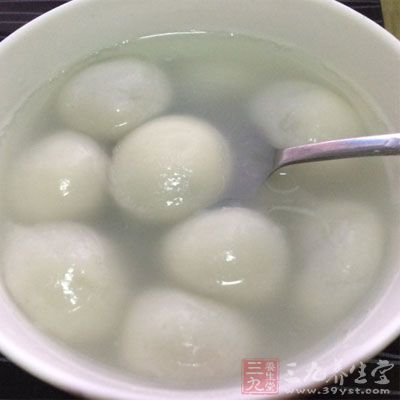 元宵用干粉滾制而成，餡較小，粉較多