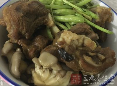 我們一直提倡“吃多少,做多少”,盡量不要把飯菜剩下,主要是因為剩飯剩菜有三大健康隱患 我們一直提倡“吃多少,做多少”,盡量不要把飯菜剩下,主要是因為剩飯剩菜有三大健康隱患