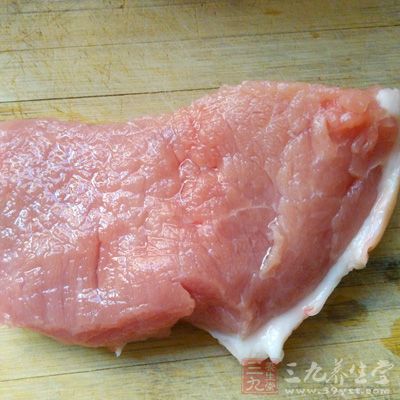 可把肉切片與新鮮蔬菜、調味料一起拌勻 可把肉切片與新鮮蔬菜、調味料一起拌勻