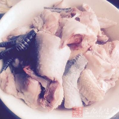 在雞肉中有大量的磷脂類的物質