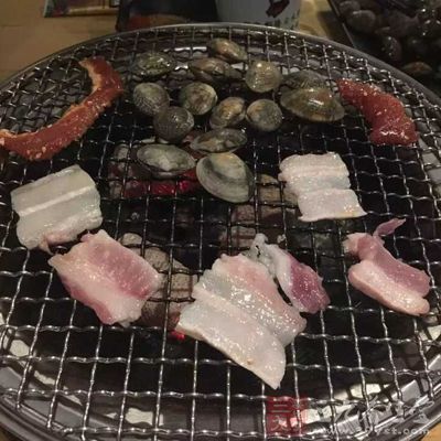 碳烤生耗、烤扇貝是目前最流行的海鮮燒烤吃法