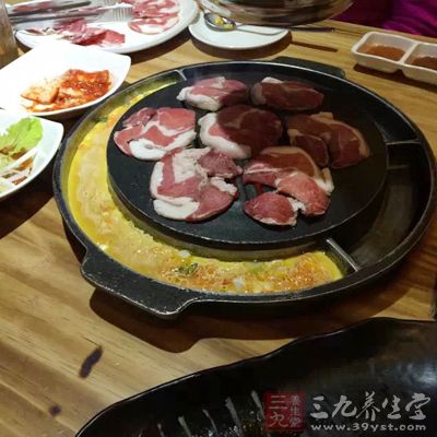 無論是雞肉還是豬肉，其中都含有大量的脂肪