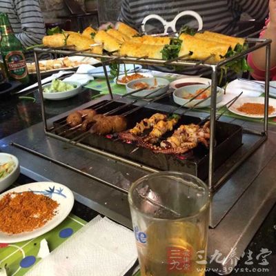 如果不慎將肉烤焦，那麼肉中含有的大量蛋白質組織就會遭到嚴重的破壞