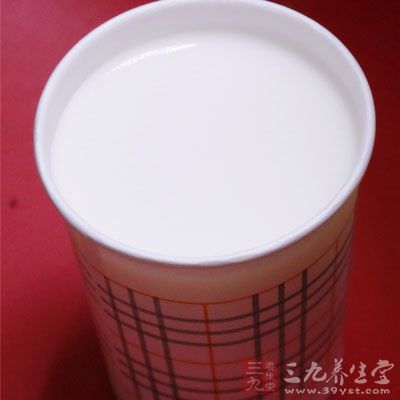 牛奶中含有的鈣質和色氨酸具有安眠的效果