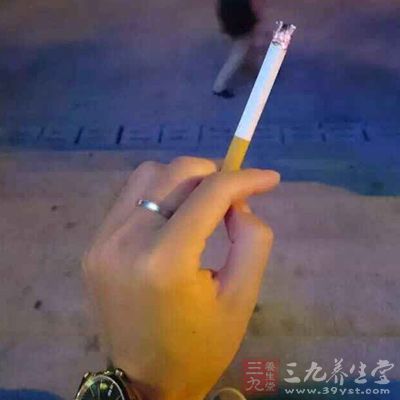吸煙又合並喝酒,則更有加乘的致癌效果 吸煙又合並喝酒,則更有加乘的致癌效果