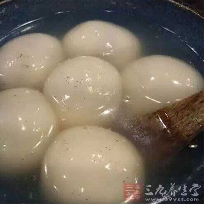 喝點湯促消化,不可熱燙著吃 喝點湯促消化,不可熱燙著吃