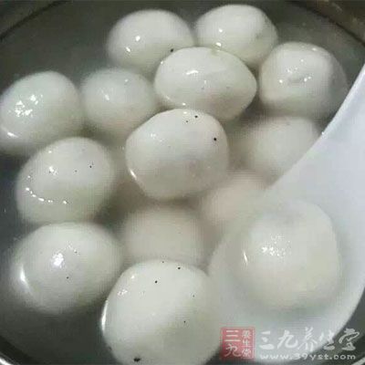 通過加工、配料制作成風味不同的元宵、湯圓