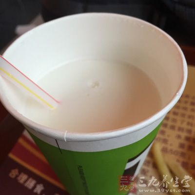人們喝牛奶的時間一般都是在吃飯前後