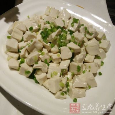 小蔥拌豆腐是一道傳統的家常菜