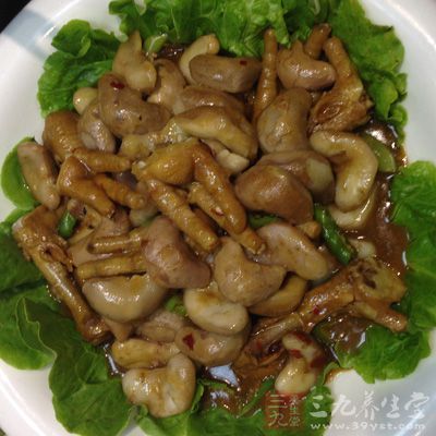 菱角燒豬肉容易引起人腹脹、腹痛的症狀