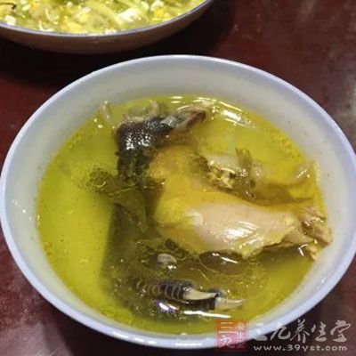 喝烏雞湯能夠很好的提高生理機能