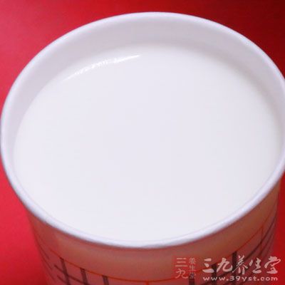 吃的內容較單一，僅選牛奶、零食、水果餐等可能造成血糖水平相對較低