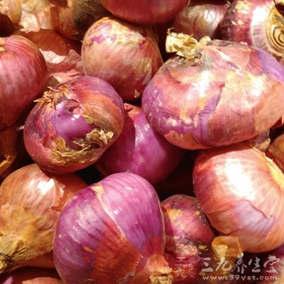 其他刺激性食物(例如大蒜、洋蔥、香料和酒精)的氣味可能會在汗液中排放