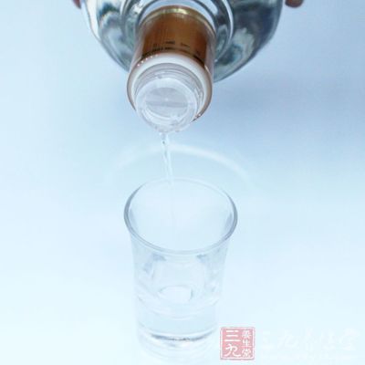 辛辣的白酒對肝髒有傷害